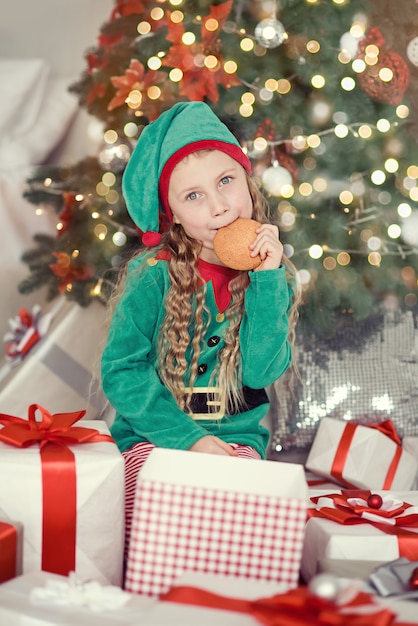 Menina feliz animado segurando a caixa de presente de Natal.