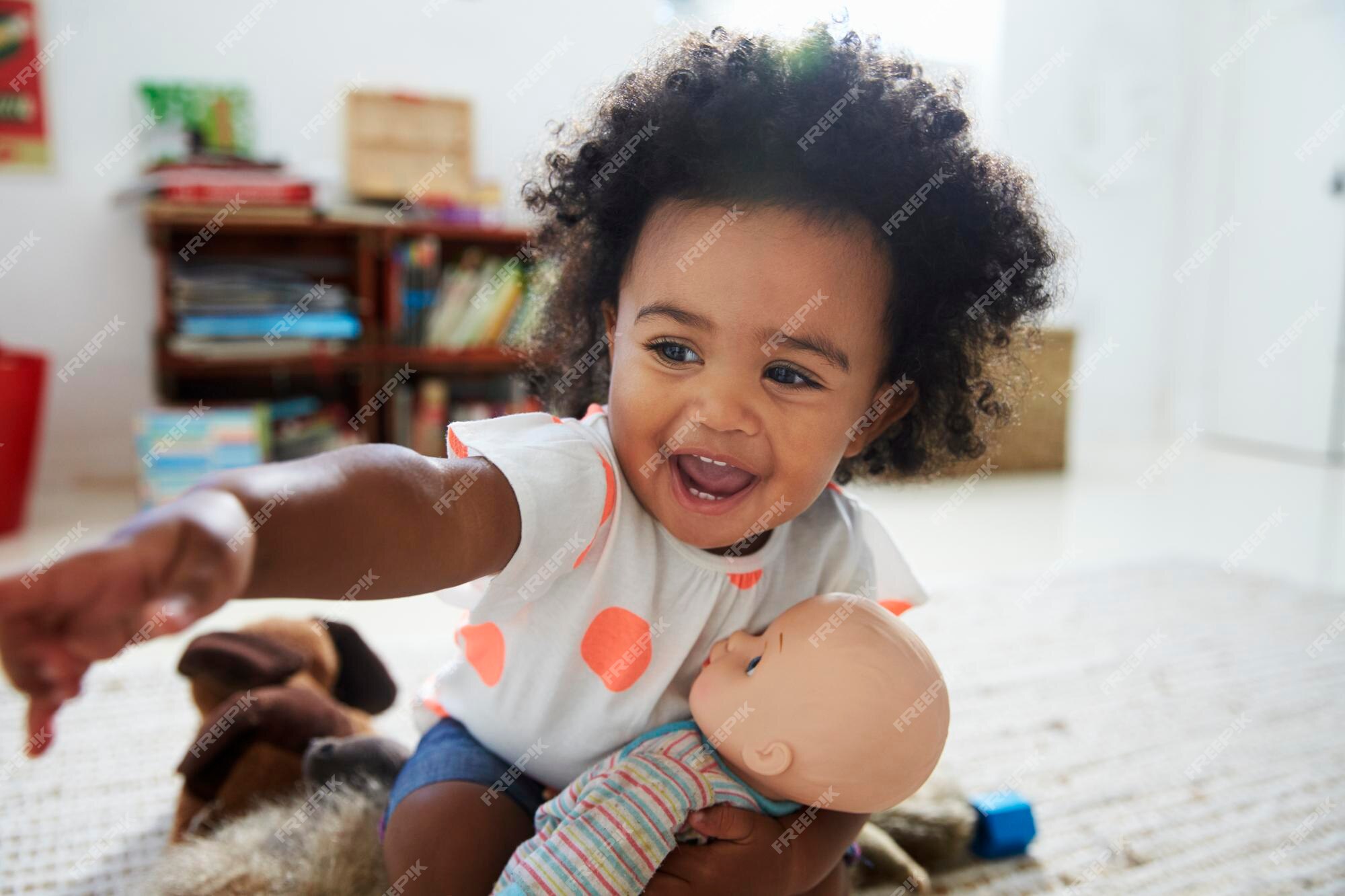 Jogo Feliz Da Menina Em Casa Criança Engraçada Que Tem O Divertimento Na  Sala De Crianças Imagem de Stock - Imagem de brincalhona, caucasiano:  129422317