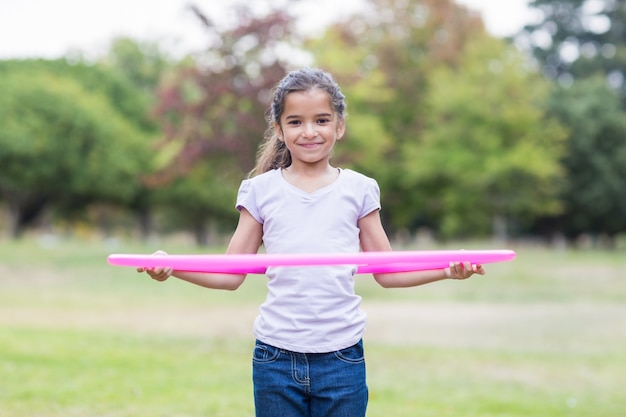 menina feliz brincando com hula hoops