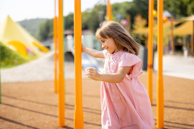 Menina feliz brincando em um parque infantil