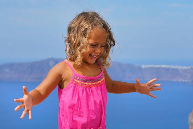 Menina feliz com a vista da caldeira