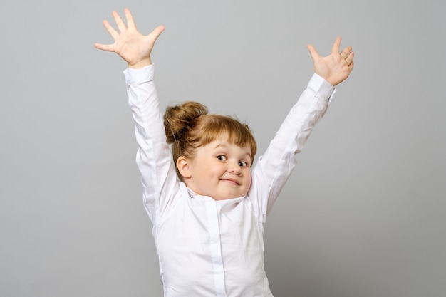 Menina feliz com as mãos para cima