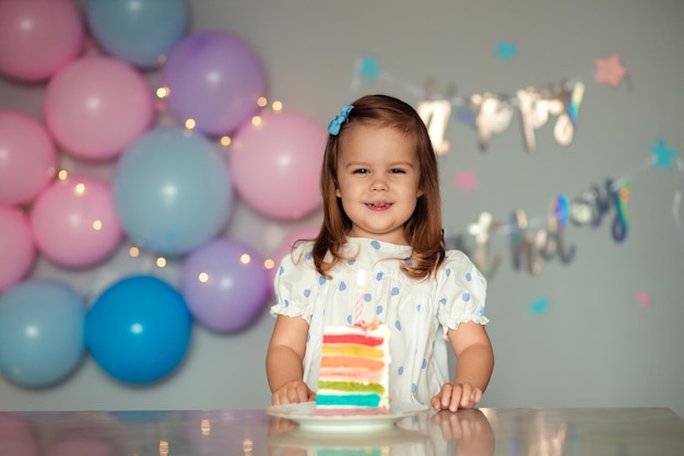 Menina feliz com bolo de aniversário