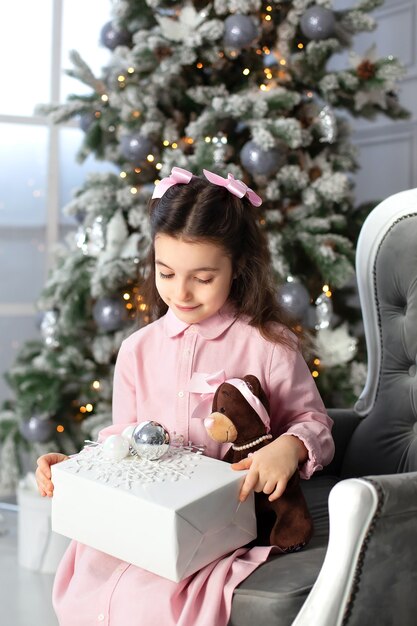 Menina feliz com caixa de presente no Natal