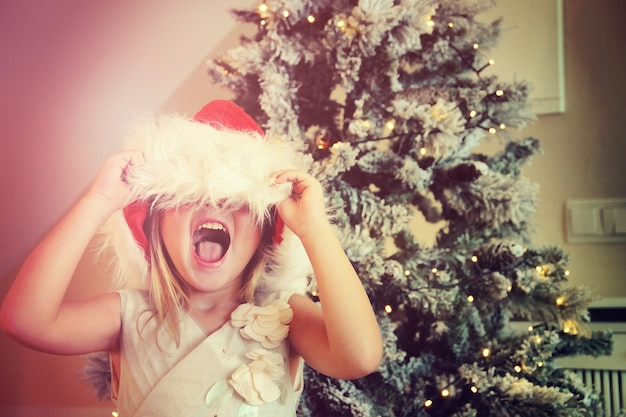 Menina feliz com chapéu de papai noel