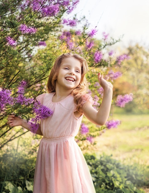 Menina feliz com flores no jardim