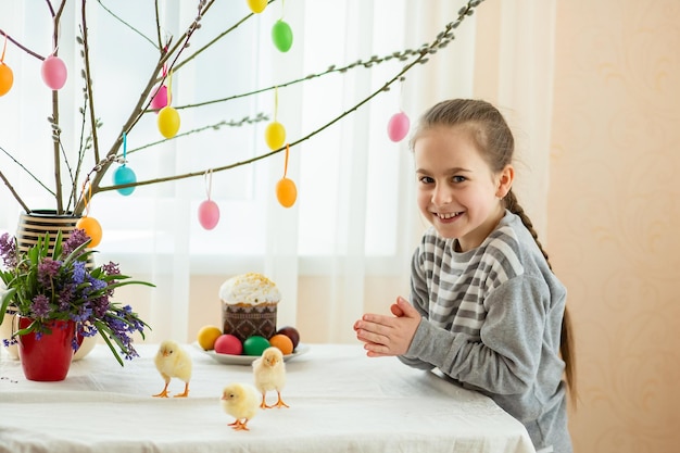 Menina feliz com galinhas no fundo da decoração de páscoa