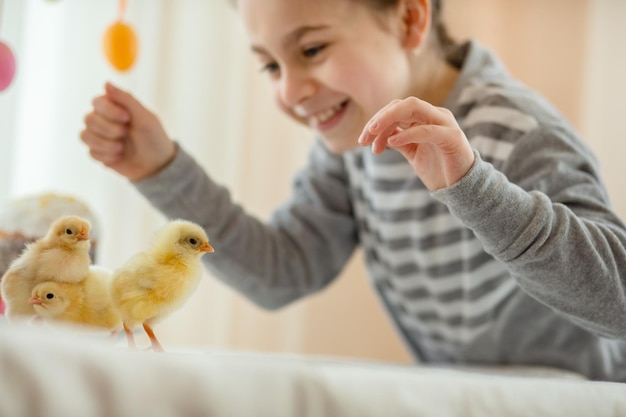 Menina feliz com galinhas no fundo da decoração de páscoa