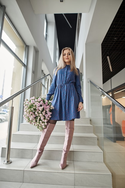 menina feliz com grande buquê de rosas, recebido como um presente