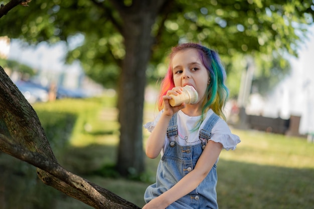 Menina feliz com imagem ao ar livre de sorvete com foco seletivo