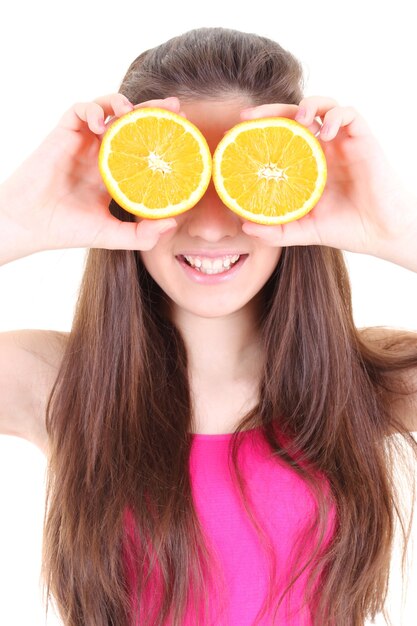 Menina feliz com laranjas em vez de olhos sobre o branco