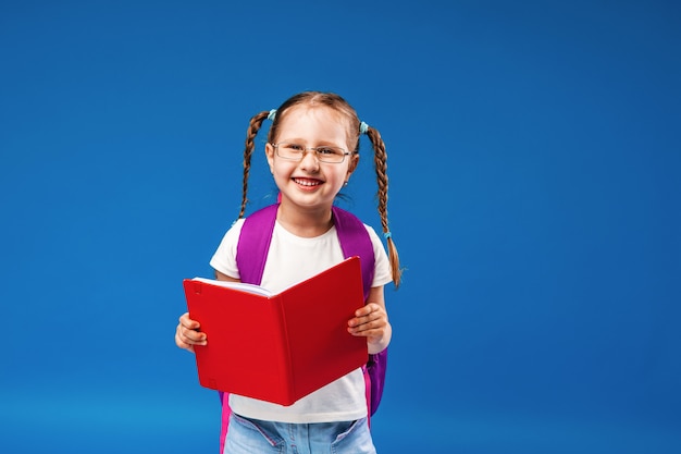 Menina feliz com óculos e livro