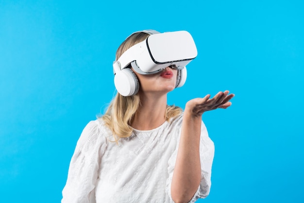 Foto menina feliz com óculos vr e de pé enquanto segura algo engenhoco