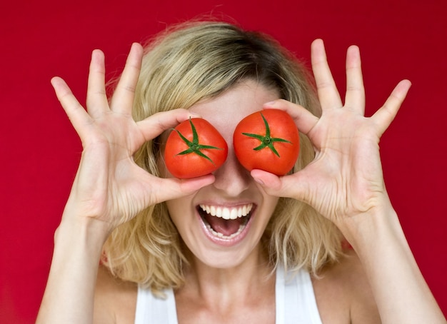 Menina feliz com olhar de tomate