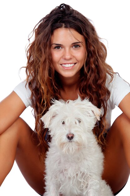 Menina feliz com seu cachorro isolado