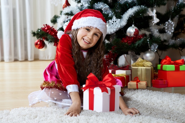 Menina feliz com seus presentes de Natal