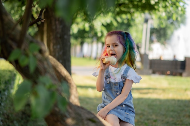 Menina feliz com sorvete ao ar livre. Imagem com foco seletivo