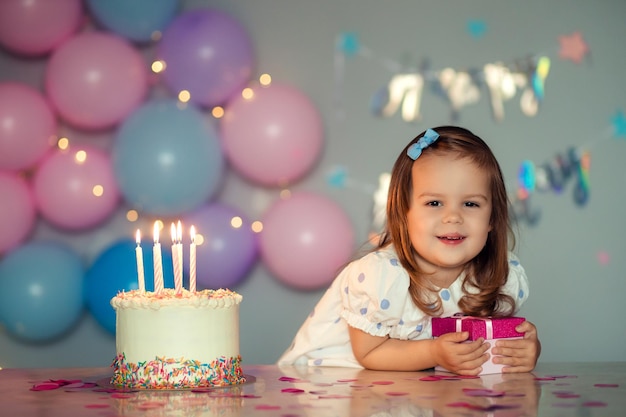Menina feliz com um bolo de aniversário Aniversário de criança
