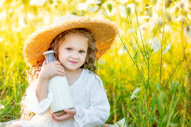 Menina feliz com um chapéu em um piquenique