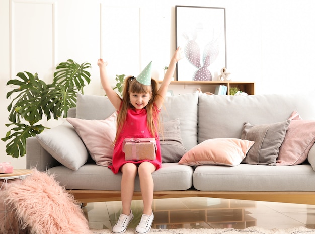 Menina feliz comemorando aniversário em casa