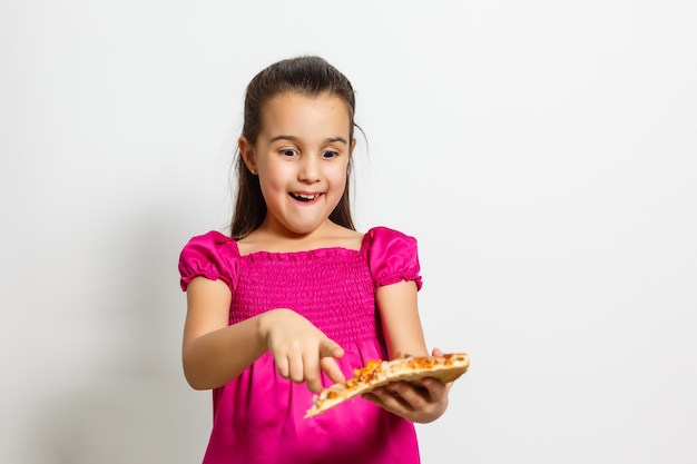 menina feliz comendo pizza com fundo branco