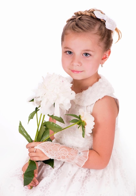 Menina feliz dando flores de peônia em fundo branco