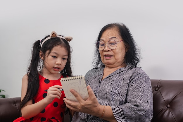 Menina feliz desenhando com a avó