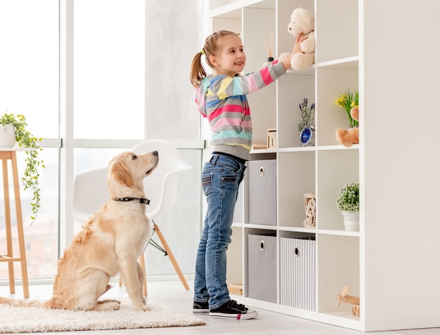 Menina feliz e cachorro dedicado