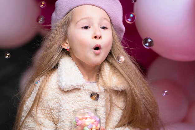 Engraçado menina criança brincando em bolas de neve. inverno jogo de  inverno para crianças. criança se divertindo na época do natal