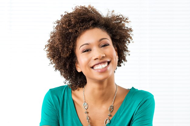 Foto menina feliz e sorridente