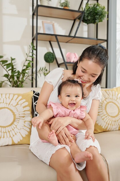 Menina feliz e sua mãe