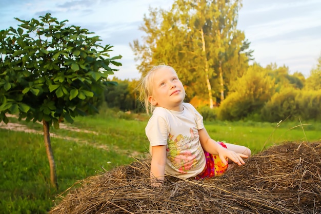 Menina feliz em um palheiro na zona rural