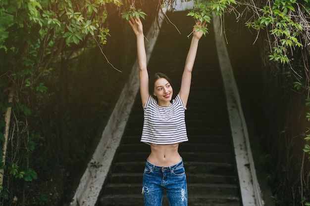 Foto menina feliz em uma bela paisagem com escadas