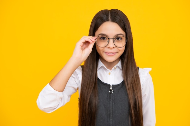 Menina feliz enfrenta emoções positivas e sorridentes rosto feliz emoções positivas e sorridentes de adolescente criança adolescente com visão deficiente usa óculos olhando de soslaio óculos infantis