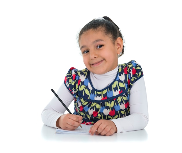 Menina feliz estudando isolada no fundo branco