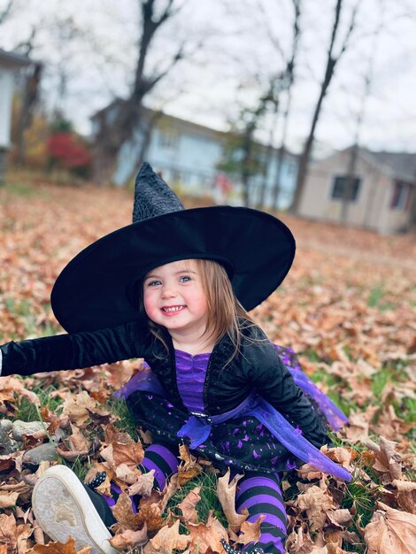 Foto menina feliz. feliz dia das bruxas.