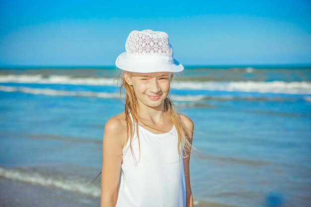 Menina feliz na praia