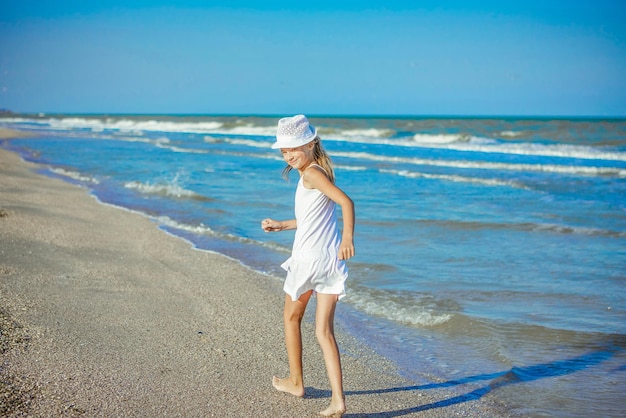 Menina feliz na praia