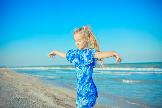 Menina feliz na praia