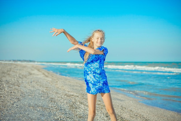 Menina feliz na praia