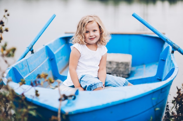 menina feliz no barco