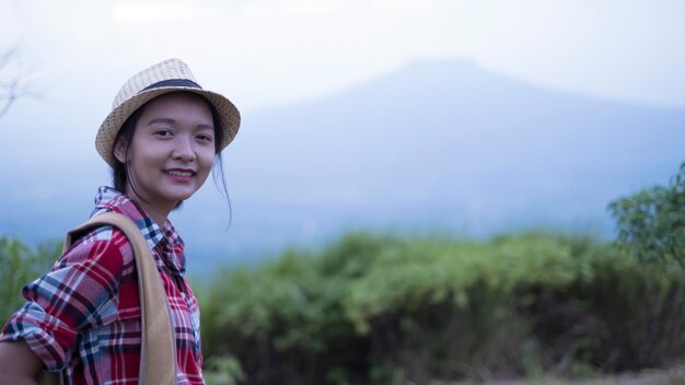 Menina feliz no belo ponto de vista em Phu pa po loei Tailândia