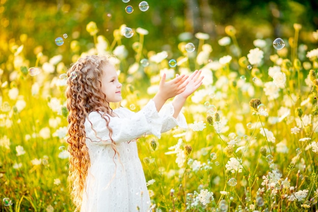 Menina feliz no campo com flores