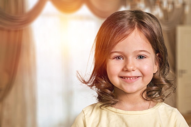 Menina feliz olhando para a câmera