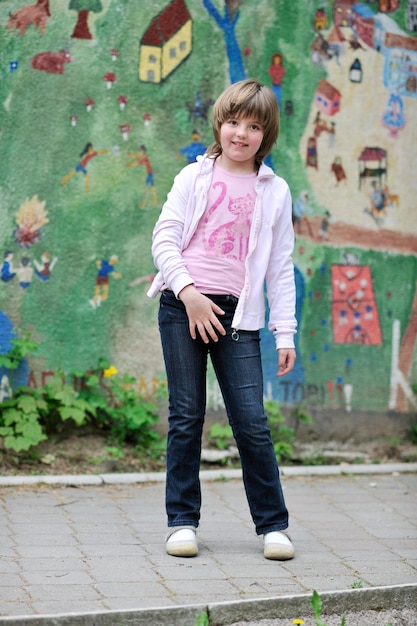 menina feliz posando e pulando com fundo de pintura de estilo urbano abstrato começou