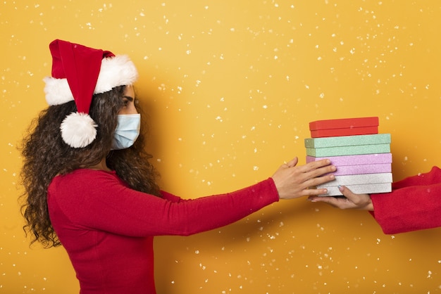 Menina feliz recebe presentes de natal de um amigo em amarelo