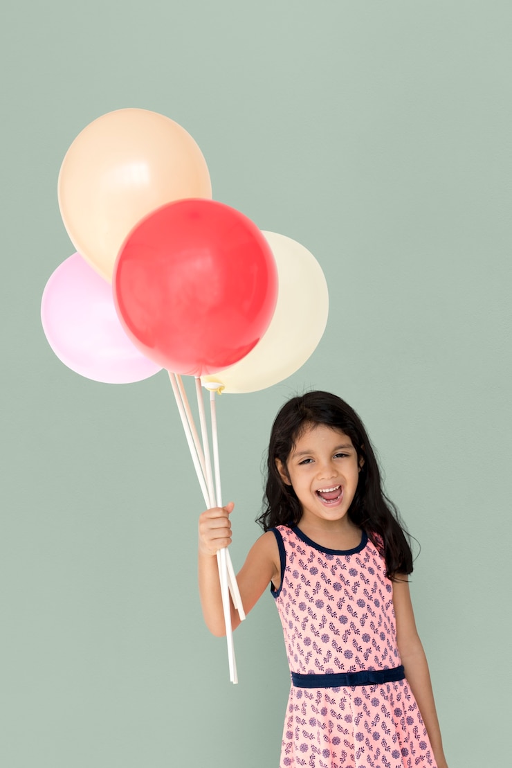 Foto menina feliz segurando balão