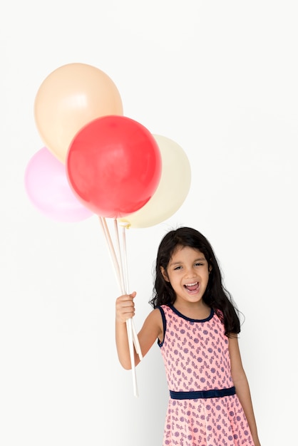 Foto menina feliz segurando balão