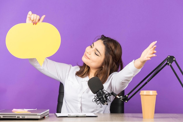 Menina feliz segurando bolha de ideia e sorrindo Foto de alta qualidade