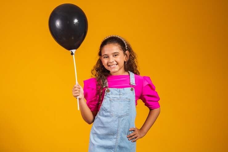 Foto menina feliz segurando o balão preto com o conceito de sexta-feira negra. aniversário de venda